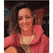 Soy profe de Yoga y amo dar clases a niños, y a personas de toda edad. Soy una persona muy amable, que sabe cuidar con amor.